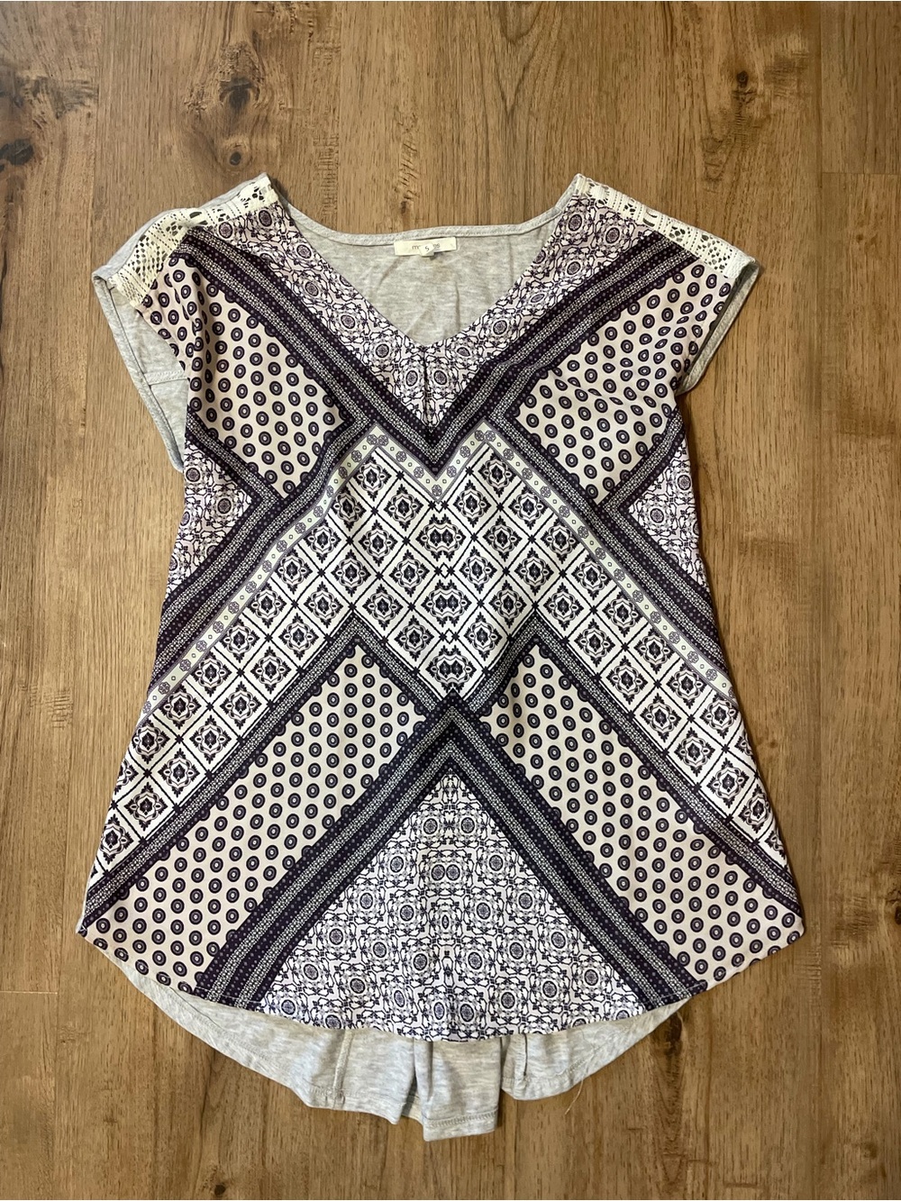 Maurices Patterned V-Neck Short Sleeve Tee in Gray & Navy